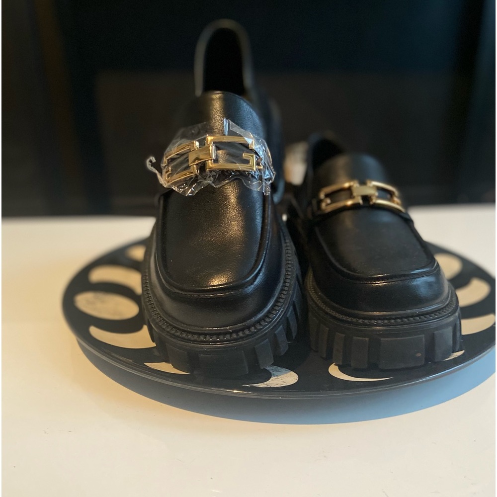 Size 10 L’attelier gold buckle shoe. Leather and comfortable, but run small.